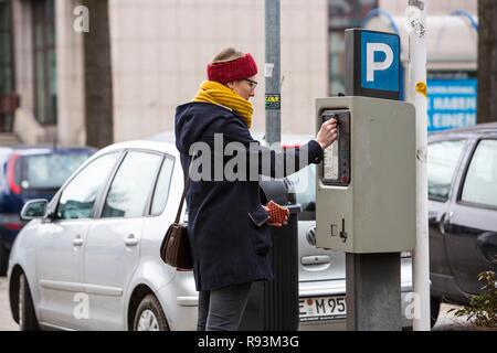 La donna acquista un biglietto di parcheggio da un parcheggio ticket distributore, all interno della città. Parcheggio pubblico, Essen Foto Stock