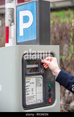 La donna acquista un biglietto di parcheggio da un parcheggio ticket distributore, all interno della città. Parcheggio pubblico, Essen Foto Stock