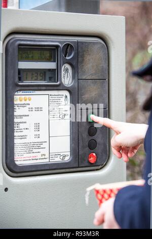 La donna acquista un biglietto di parcheggio da un parcheggio ticket distributore, all interno della città. Parcheggio pubblico, Essen Foto Stock