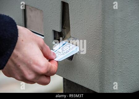 La donna acquista un biglietto di parcheggio da un parcheggio ticket distributore, all interno della città. Parcheggio pubblico, Essen Foto Stock