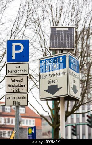 A energia solare i biglietti per il parcheggio della macchina distributrice, all interno della città. Parcheggio pubblico, Essen, Nord Reno-Westfalia, Germania Foto Stock