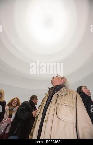 L'artista Christo all'inaugurazione della mostra di Christo-l'installazione 'Big Air pacchetto' nel gasometro di Oberhausen. Foto Stock