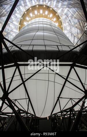 Installazione di Christo, alta 90 metri, 50 metri di larghezza, costituito da 20,350 metri quadrati di tessuto e 4500 metri di corda, Foto Stock