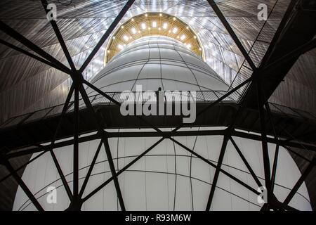 Installazione di Christo, alta 90 metri, 50 metri di larghezza, costituito da 20,350 metri quadrati di tessuto e 4500 metri di corda, Foto Stock