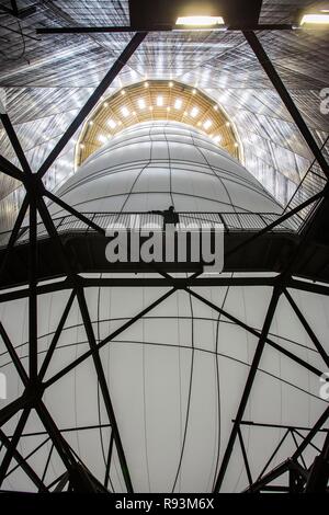 Installazione di Christo, alta 90 metri, 50 metri di larghezza, costituito da 20,350 metri quadrati di tessuto e 4500 metri di corda, Foto Stock