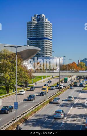 Traffico stradale a Petuelring, BMW-Welt e BMW-Tower con Museum di Monaco di Baviera, Baviera, Baviera, Germania Foto Stock