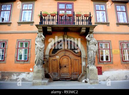 Sassonia storica casa usata come un collegio e Chiesa regionale dormitorio, nel centro storico della città di Sibiu, Sibiu Foto Stock