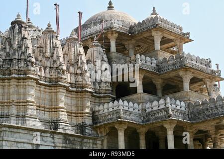 Finemente scolpito in marmo bianco tempio Jain nel Rajasthan, India Foto Stock