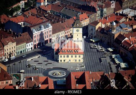 Centro storico di Brasov con l'ex municipio, Casa Primariei, in Piata Sfatului Square, City Centre, Braşov Foto Stock