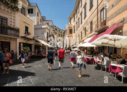 Amalfi, Italia - 13 Giugno 2017: scene di strada di Via Lorenzo d'Amalfi, la principale strada dello shopping nella città di Amalfi, Italia Foto Stock
