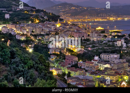 Vietri sul Mare Village vista notte , all'estremità orientale della Costiera Amalfitana in Italia meridionale, in background la città di Salerno, Italia Foto © Fabio Mazz Foto Stock