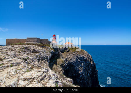 La rocca del faro di Cabo Sao Vicente di Sagres, in Algarve, nel sud del Portogallo Foto Stock