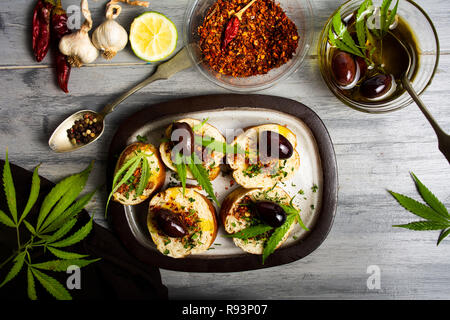 In casa la bruschetta con la marijuana e ingredienti naturali in vista superiore Foto Stock