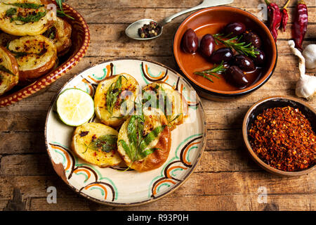 In casa la bruschetta con la marijuana e ingredienti naturali in vista superiore Foto Stock