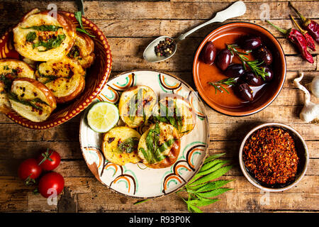 In casa la bruschetta con la marijuana e ingredienti naturali in vista superiore Foto Stock