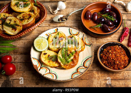 In casa la bruschetta con la marijuana e ingredienti naturali in vista superiore Foto Stock