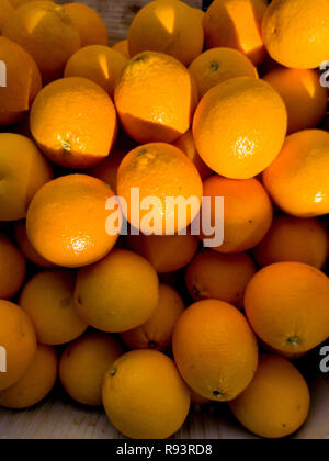 Chiudere l immagine di un mazzetto di arance nel mercato Foto Stock