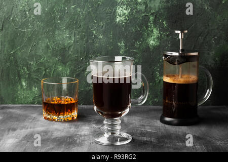 Irish coffee con il whisky su sfondo scuro Foto Stock