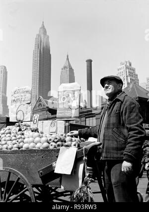 Spingere il carrello fornitore di frutta al Fulton Fish Market - New York New York. Circa 1943. Fotografia di Gordon Parchi/FSA archiviazione di questa stampa è disponibile nei seguenti formati: 8' x 10' $15.95 w/ spedizione gratuita 11' x 14' $23,95 w/ spedizione gratuita 16' x 20' $59.95 w/ spedizione gratuita 20' x 24' $99,95 w/ SPEDIZIONE GRATUITA * American Photoarchive filigrana non apparirà sulla vostra stampa. Foto Stock