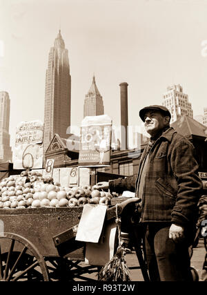 Spingere il carrello fornitore di frutta al Fulton Fish Market - New York New York. Circa 1943. Fotografia di Gordon Parchi/FSA archiviazione di questa stampa è disponibile nei seguenti formati: 8' x 10' $15.95 w/ spedizione gratuita 11' x 14' $23,95 w/ spedizione gratuita 16' x 20' $59.95 w/ spedizione gratuita 20' x 24' $99,95 w/ SPEDIZIONE GRATUITA * American Photoarchive filigrana non apparirà sulla vostra stampa. Foto Stock