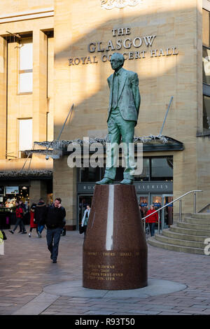Glasgow, Scotland, Regno Unito - 14 dicembre 2018: ricerca di Buchanan Street su la Glasgow Royal Concert Hall e il Donal Dewar statua nella città cen Foto Stock