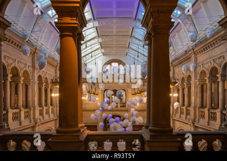 Glasgow, Scotland, Regno Unito - 14 dicembre 2018: le teste flottante installazione creata da Sophie grotta entro il Kelvingrove Museum di Glasgow che è libero e Foto Stock