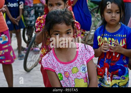 Un bel po' di ragazza cambogiano in un schoolyard di un remoto villaggio Foto Stock