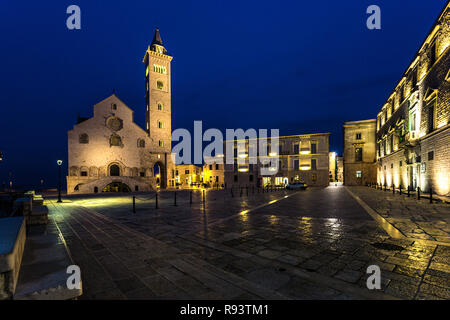 Ora blu in piazza del duomo, Trani Foto Stock