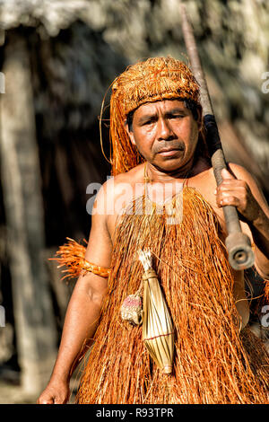 Yagua uomo indiano con il tradizionale copricapo e Pacuna Foto Stock