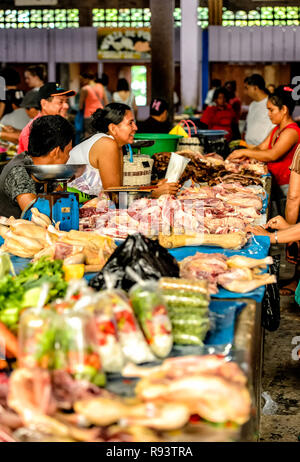 Vari prodotti alimentari in vendita presso la Indiana mercato mattutino sul fiume Rio delle Amazzoni Foto Stock