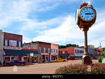 Un orologio di strada a quattro lati si trova nel centro del centro, 13 giugno 2012, a Water Valley, Mississippi. Foto Stock