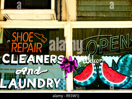 Una finestra dipinta pubblicizza Shoe Repair, lavaggio a secco, servizi di lavanderia in acqua Valley, Mississippi. Foto Stock