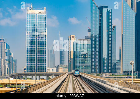 Vista del treno della metropolitana nel centro cittadino di Dubai Foto Stock