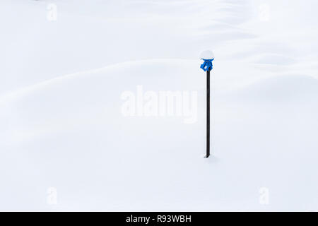 Altezza neve poli sulle pendici del monte Annupuri a Niseko. Hokkaido, Giappone. Foto Stock