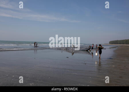 La pesca sulla baia del Bengala In Cox bazar spiaggia del mare. È la più lunga ininterrotta spiaggia del mare nel mondo. Cox's Bazar, Bangladesh. Foto Stock