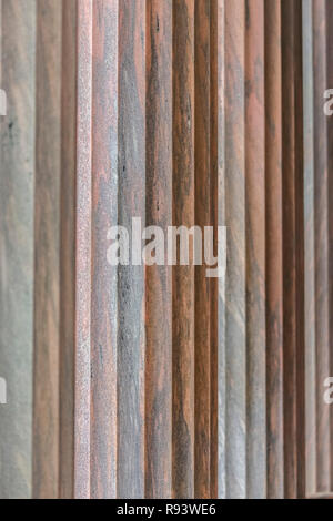 Dettagli architettonici di colonne con scanalature verticali Foto Stock