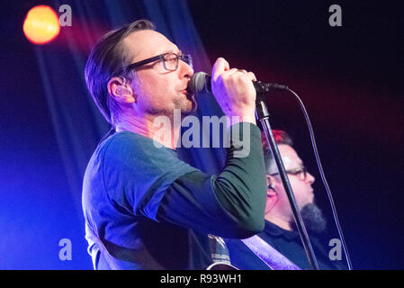 Michael Johnston e Miguel DeJesus di Smalltown Poets performing live in Atlanta, Georgia. (USA) Foto Stock