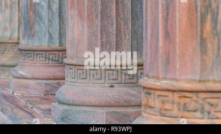 Vista in dettaglio di massicce colonne di un edificio Foto Stock