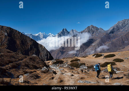 Gli alpinisti discendente da Ama Dablam Campo Base Everest, regione, Nepal Foto Stock