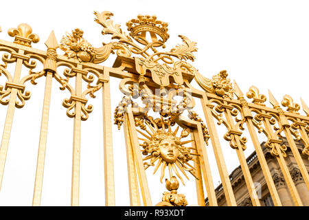 Isolato golden gates al castello di Versailles. La Francia. Foto Stock