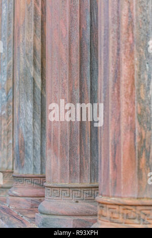 Fila di imponenti colonne al di fuori di un edificio Foto Stock