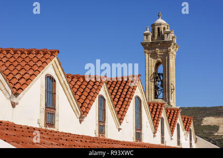 Angolo di alta vista delle piastrelle di colore arancione e la costruzione di tetti nella Città Vecchia con la parte superiore del suo caratteristico campanile chiaramente visibile. Foto Stock