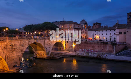 Il Pons Cestio al tramonto, Romana il ponte di pietra di Roma, lazio, Italy Foto Stock