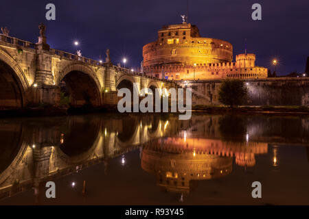 Illuminata da Castel Sant'Angelo e Ponte Sant'Angelo bridge di notte, Roma, lazio, Italy Foto Stock