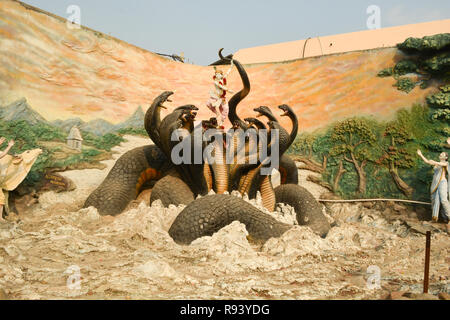 Mantralayam,Andhra Pradesh, India dicembre 13,2018 :scultura di Krishna danza su il serpente in mantralayam Foto Stock