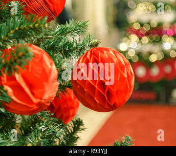 Natale e Anno nuovo decoro. Baubles appeso su albero di Natale. Vacanze di Natale sfondo con ghirlande, tinsel, palla. Foto Stock