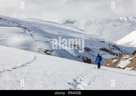 Un Trekker passeggiate nella neve pesante al villaggio di Kibber in Spiti Valley in cerca di Snow Leopard durante il periodo invernale in Himalaya. Foto Stock