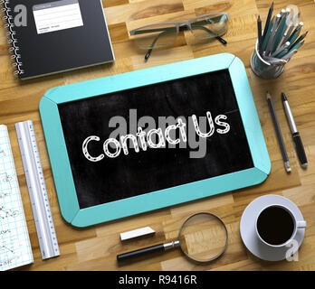 Contattaci - Testo sulla lavagna di piccole dimensioni. 3d Foto Stock