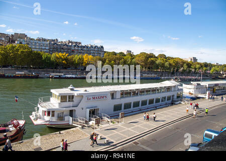 Parigi, Francia, 8 settembre 2018 - i turisti imbarcazione attraccata vicino al Alma ponte sopra il fiume Senna a Parigi, Francia Foto Stock