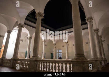 Genova, Italia, Novembre 24, 2018 - Colonnade esterni di primo piano del Palazzo Ducale di notte nella città italiana di Genova (Genova), Italia Foto Stock